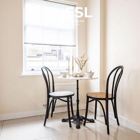 Elegant Apartment On Historic Cobbled High St Shrewsbury Town Centre Exteriör bild